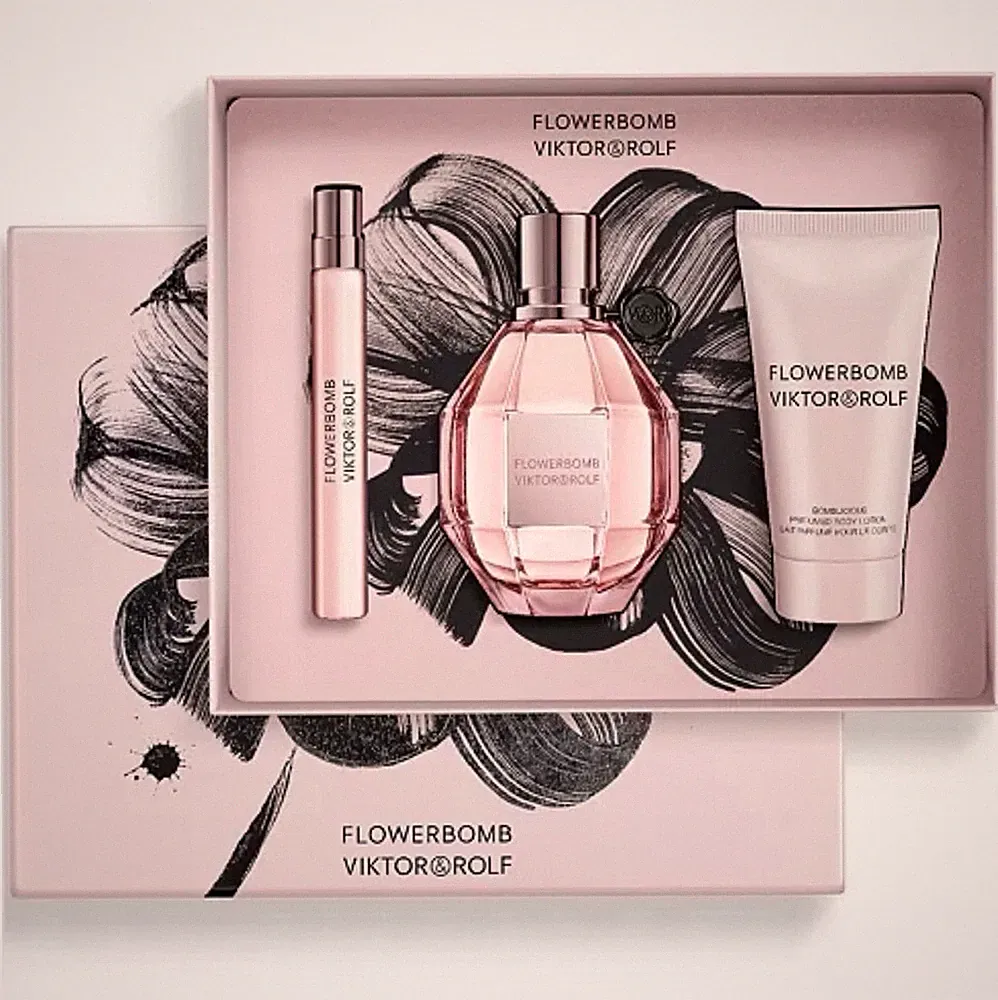 Flowerbomb by Viktor & Rolf Fragrance - 3 Piece Gift Set