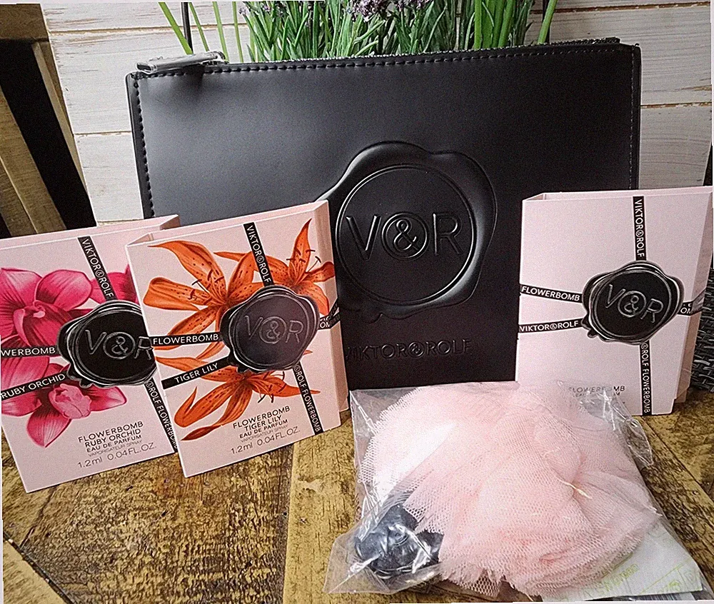 VIKTOR & ROLF 5 Pc Gift - 3 Fragrance Vials, Pouch & Keychain - NEW